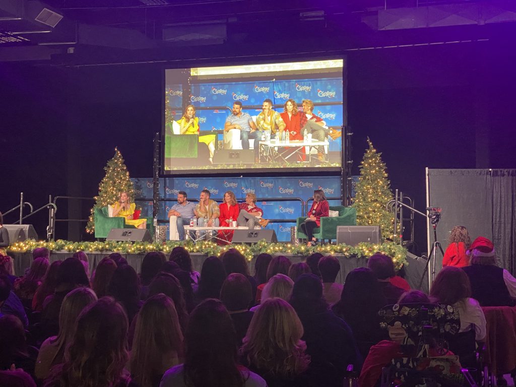 jen lilley jesse hutch bethany joy lenz chad michael murray panel at Christmas Con 2022