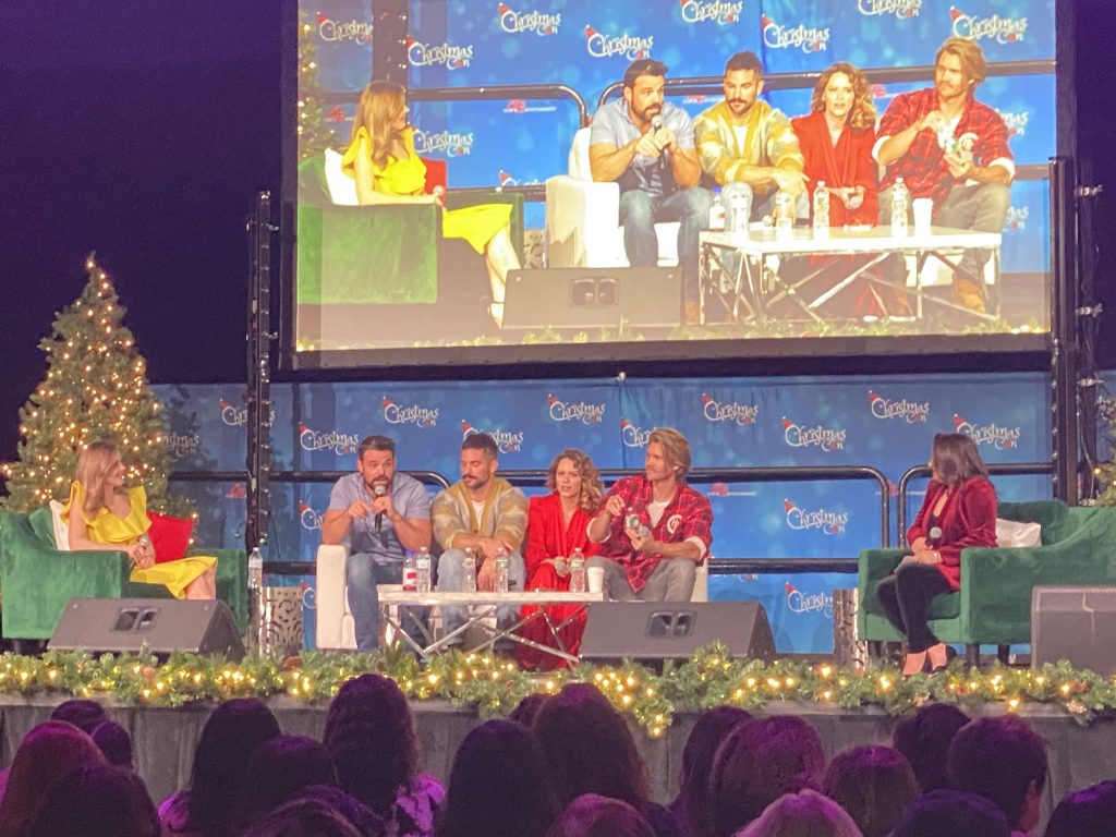 jen lilley jesse hutch bethany joy lenz chad michael murray panel at Christmas Con 2022