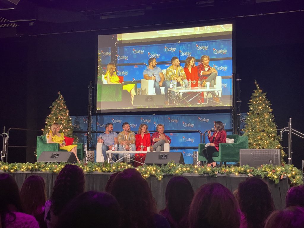 jen lilley jesse hutch bethany joy lenz chad michael murray panel at Christmas Con 2022