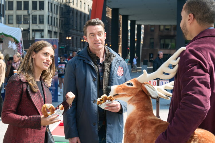 holiday Touchdown: A Bears Love Story lyndsy fonseca and robert buckley